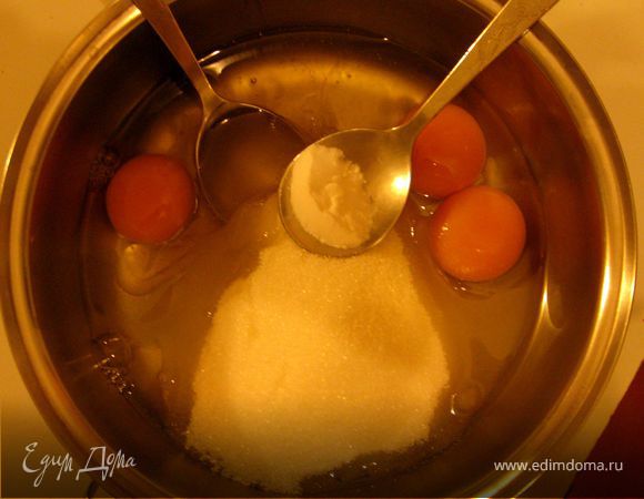 В кастрюлю с толстым дном (жаровню) вбить 3 яйца, 1 стакан сахара, 3 столовые ложки меда, 3/4 ст. ложки соды, перемешать деревянной ложкой и поставить на самый маленький огонь.