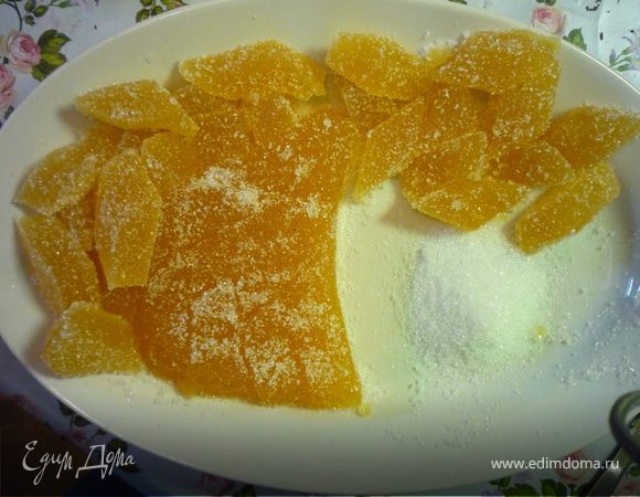 Остывший мармелад посыпаем сахаром, переворачиваем на большую тарелку, снимаем пленку, посыпаем сахаром, нарезаем. Каждый кусочек мармелада обвалять в сахаре со всех сторон, сложить в один слой на тарелку и оставить на сутки открытым. Если мармелад не очень плотный, то хранить его придется в холодильнике. Приятного аппетита!