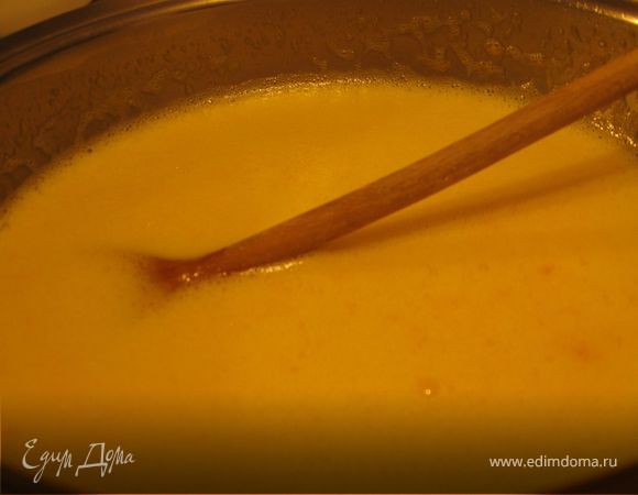 Непрерывно помешивая, прогреть массу до ее побеления и увеличения объема в 2-3 раза.