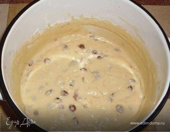 Слить воду из изюма, обсушить полотенцем, обвалять в 1ст. ложке муки и добавить к тесту.Опять вымешать, не забывайте  строго в одном направлении. Оставить подходить еще на 40-50мин.