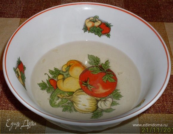 Сварить сироп из воды, сахара,лимонного сока и рома (у меня рома не было- водка отлично подошла). Вариться не более 2мин. в конце добавляем ром и выключаем.


PS.Оказалось правильно, что добавила водку - нашла рецепт рома: 1 ст. воды, 1 ст. сахара кипятить до сиропа. Остынет - влить 2 ст. ложки водки. 