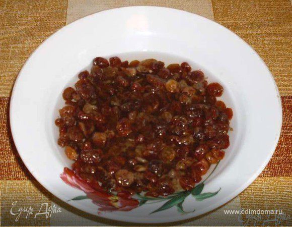 
Изюм залить горячей водой и дать постоять 30мин.
