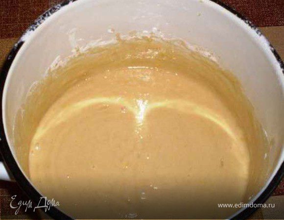 Молоко подогреть до теплого, дрожжи растворить в 1ст.ложке теплой воды,муку просеять,масло растопить. Все ингредиенты для теста, кроме изюма, смешать строго в одном направлении. Накрыть влажным полотенцем и поставить подходить в теплое место на 40 мин.  

