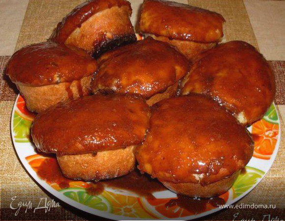 Варим помадку из молока, сахара,масла и какао- 2мин. до загустения.Остужаем до теплого, она еще загустеет и щедро поливаем сверху ром.бабы.

