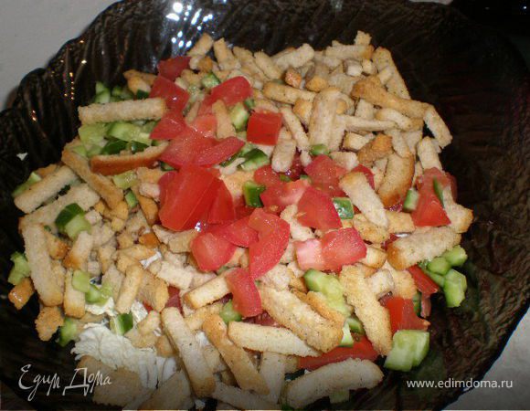 Пекинку нарезать соломкой, огурец и помидор, перец болгарский кубиками, сухарики со сметаной, заправить майонезом и сметаной.По вкусу соль.