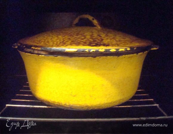  Добавим 2 столовые ложки воду, закрываем крышкой, и в духовку, на 200 градусов, около 20 минут. После открываем крышку, уменьшаем огонь в половину, и доводим до готовности. (около 40 минут.)