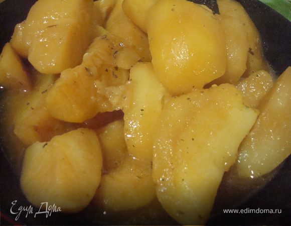 Всё. Наша курочка готова!!!! 
Достаем, и видим, что наша картошечка тушилась в соку от курочки и получаем еще одно можно сказать самостоятельное блюдо - картошечку - можно подать к курочке, как гарнир. А можно и без!! 