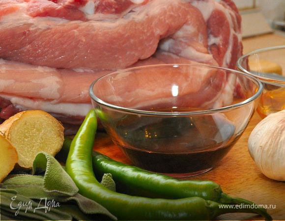 Грудинку разделить на несколько равных частей и уложить в глубокий противень.