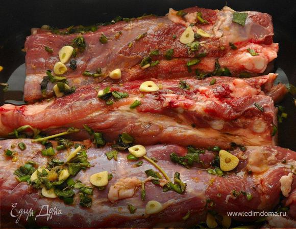 Приготовить маринад. Смешать соевый соус, мед и воду, добавить мелко натертый имбирь, измельченные листья шалфея, чили и чеснок, тщательно перемешать. Залить маринадом мясо и хорошенько обмять его со всех сторон руками в соусе. Немного подсолить (кто любит) и поперчить. Затем закрыть противень фольгой и оставить мариноваться на 1 час, пока разогреть духовку до 200гр.