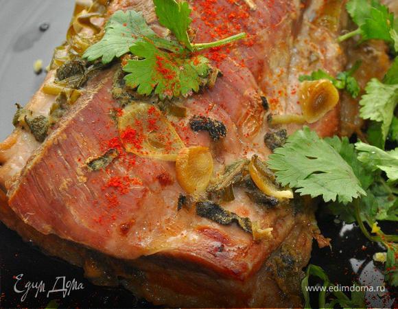 В разогретую духовку поставить противень на средний уровень на 2 часа. Затем снять фольгу и поставить под гриль на 5-7 минут для получения верхней корочки. Подать жаркое с любимыми соусами (сальса, горчица, хрен, аджика), можно посыпать тарелку ароматной крупной солью, паприкой и свежей кинзой.