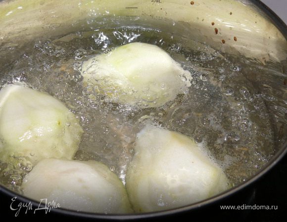 Груши очистить, разрезать пополам, удалить сердцевину.В 300 мл воды добавить 1 стак. сахара.Варить до растворения сахара. В получившийся сироп положить груши и варить 5-7 минут.Груши не должны развариться,должны остаться немного недоваренными.