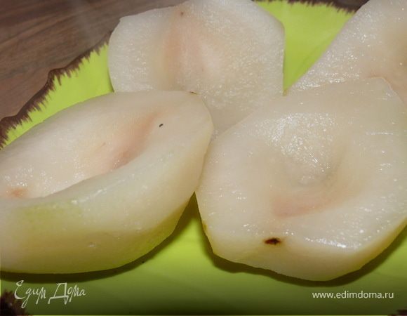 Выложить груши на тарелку, дать остыть и обсохнуть(сироп не выливать - он еще пригодится).В это время готовим крем.