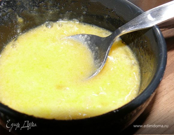 Молоко поставить на плиту,дать закипеть.В это время - взбить яйцо,1/4 стак. сахара ванилин и муку.