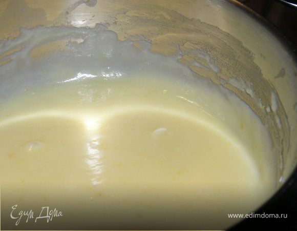 В кипящее молоко постепенно вводим яичную смесь,непрерывно помешивая.Варить несколько минут. Получается густой крем.Снять крем с огня и разбавить его сиропом до консистенции густого соуса.