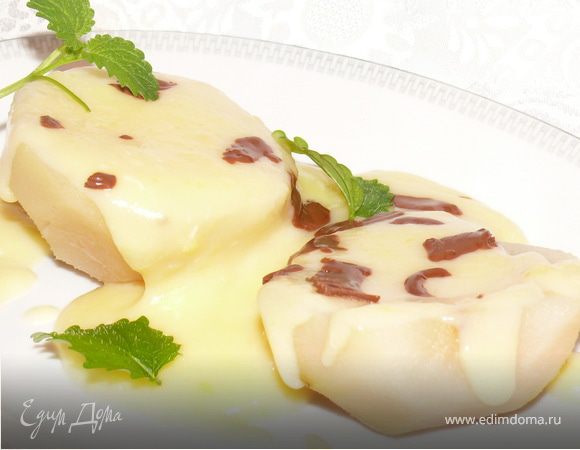 Груши выложить на сервировочную тарелку, полить горячим соусом, украсить шоколадной стружкой и листиками мяты.