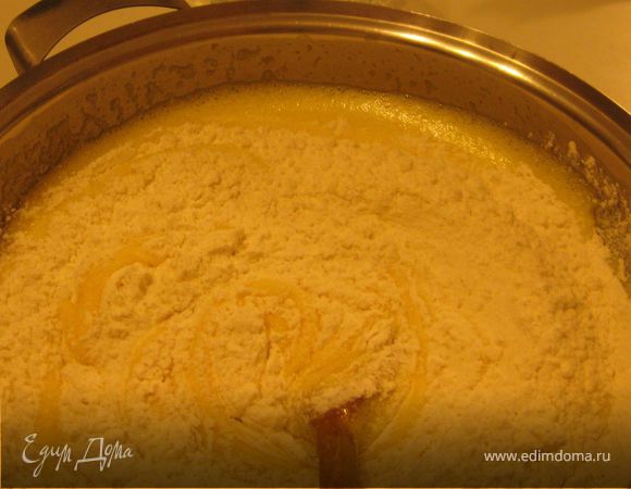 Добавить по одному 3 стакана муки, вымешивая тесто ложкой.