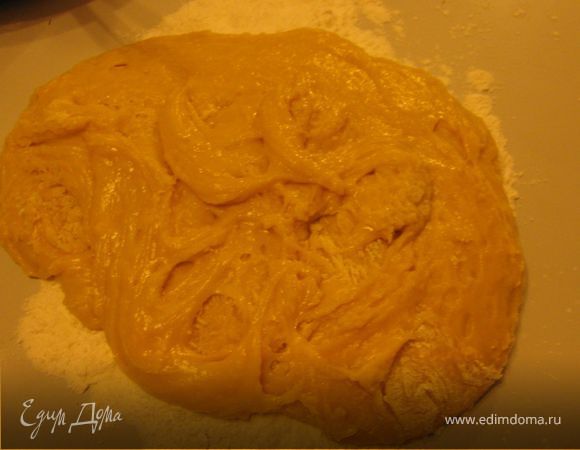 Включить духовку. Нагреть ее до 190 градусов.
Выложить тесто на стол, посыпанный мукой. Вымесить эластичное тесто. Оно должно оставаться теплым и некрутым.