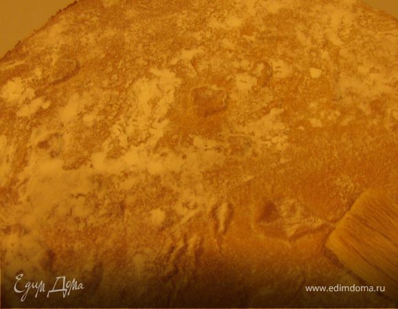 Выпекать в духовке на присыпанном мукой противне. Я пропекаю каждый корж с двух сторон. Он должен быть темно-медового цвета.Кисточкой счистить остатки муки.