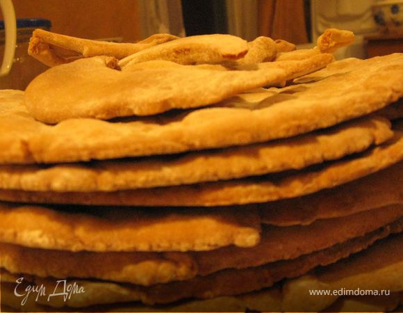 Охладить коржи при комнатной температуре. Если торт готовится не сразу, то тщательно упаковать их и поставить в холодильник.