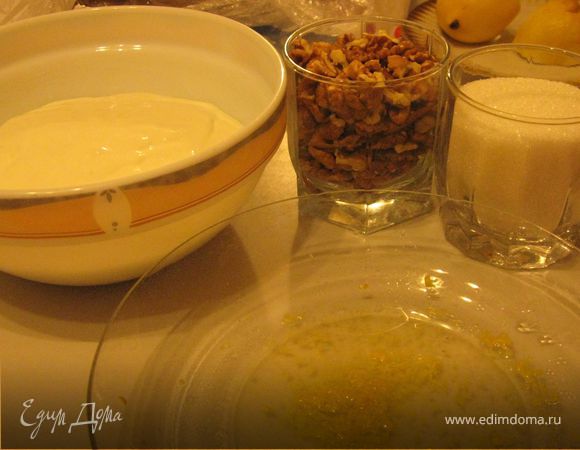 Приготовить крем: в сметану положить цедру лимона, постепенно добавить сахар, взбивая венчиком. Добавить лимонный сок и перемешать.