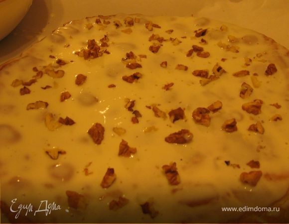 Смазать каждый корж кремом и посыпать крупно измельченными орехами. Последний корж смазать кремом. Оставить пропитываться кремом.