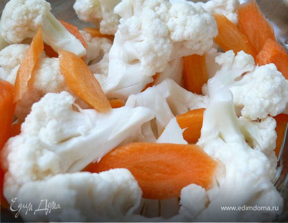 Разделить капусту на соцветия, морковь порезать кружками наискосок, чеснок - продольно на 2-3 части.
залить кипятком. Готовить в микро 3 минуты.Можно и на плите, но в микро - быстрее.