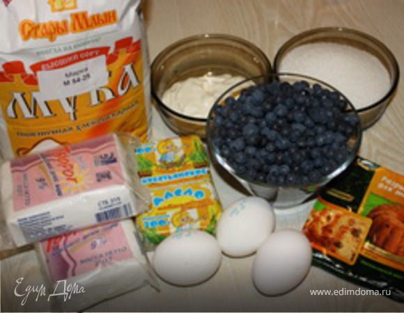 Приготовьте тесто. Муку просейте с разрыхлителем. Охлажденное масло нарежьте кусочками, добавьте в муку и разотрите до состояния влажной крошки. Добавьте сахар и яйцо, замесите тесто. Заверните в пленку и поставьте в холодильник на 30 минут.