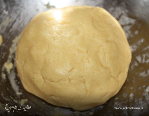 Тем временем приготовьте начинку. Творог протрите через сито, добавьте сметану, яйца и сахар, взбейте миксером до однородности.