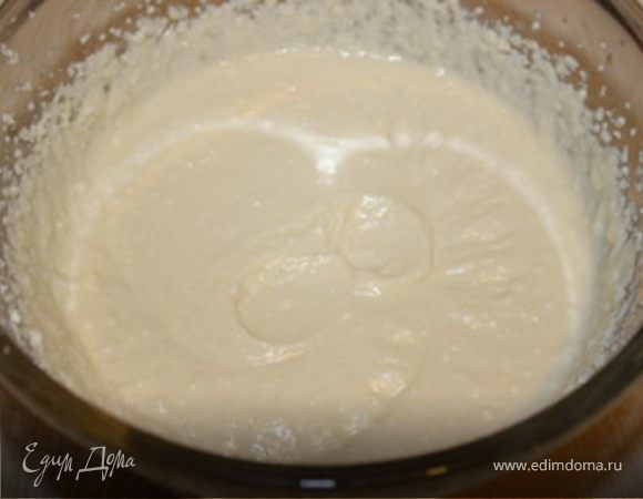 Охлажденное тесто выложите в смазанную маслом разъемную форму так, чтобы получились бортики высотой около 4–5 см.