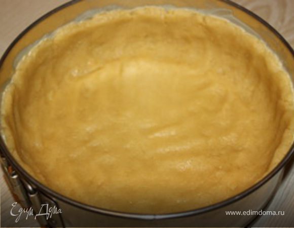 Вылейте начинку на тесто, сверху распределите ягоды.