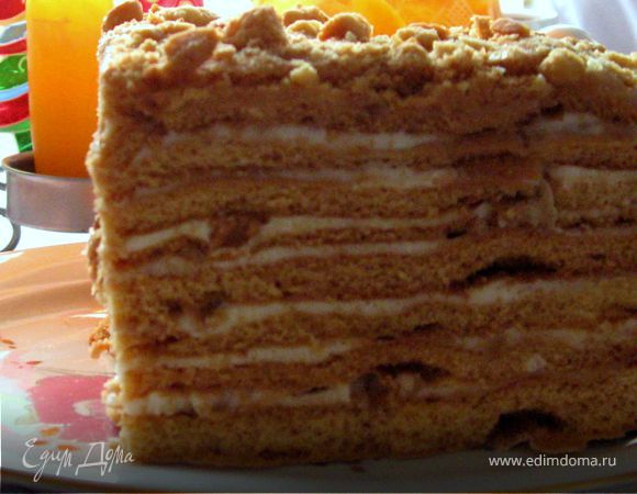 А пока измельчить обрезки в крошку. Это можно сделать в блендере. Обрезать торт по краям, используя для этого тарелку меньшего диаметра.Обсыпать торт крошкой и орехами. Завернуть в фольгу и пакет. Поставить на сутки в холодильник. За это время он полностью пропитается, станет мягким и очень вкусным!  Желаю, чтобы и для вас этот рецепт стал любимым!