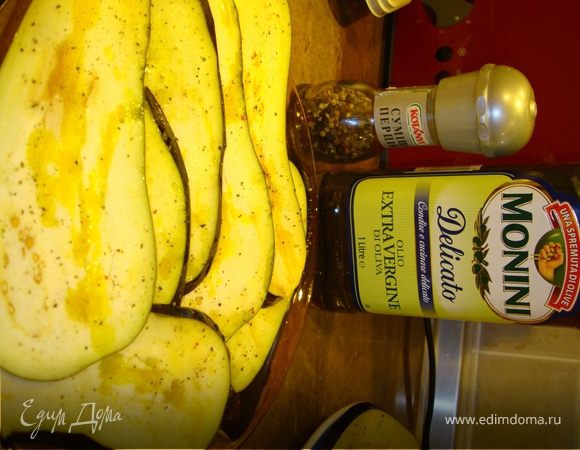 Промыть, нарезать дволь тонкими язычками баклажаны.Выложить в миску или что-то вроде противеня, посолить, поперчить, можно любимые специи, сбрызнуть хорошо оливковым маслом, слегка натрите руками и дайте пропитаться 20 минут. Выделившейся сок слить, баклажаны обжарить на сухой сковороде-гриль и или с рефленым дном с двух сторон до готовности.