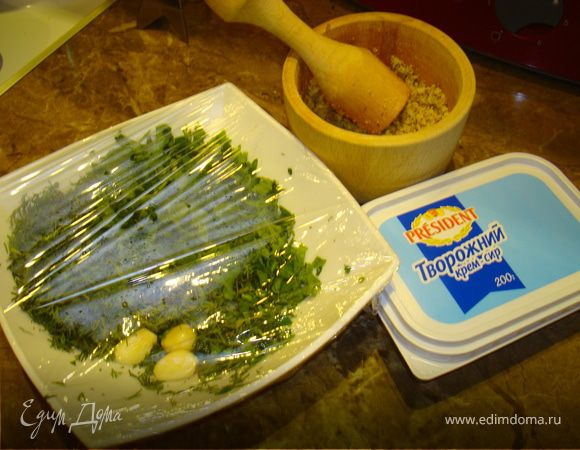 Грецкие орехи измельчить в ступке или блендере, смешать с сыром, измельченой зеленью, посолить, поперчить по вкусу.