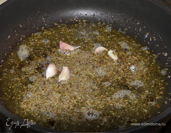 На сковороде разогреть оба масла, положить чеснок и шалфей.