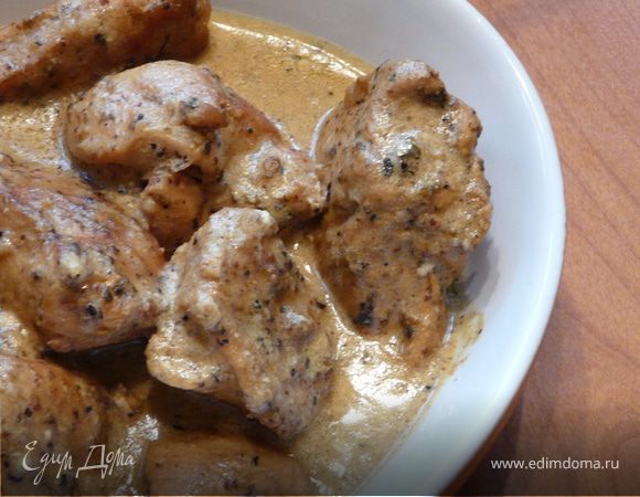 Вернуть мясо, залить бульоном (на 2/3 высоты мяса) и приправить. Тушить минут 20 на маленьком огне.

Вынуть мясо, если осталось много жидкости, немного ее выпарить. Добавить муку и постепенно сливки, помешивая. На маленьком огне довести соус до нужного обьема. 

Полить соусом мясо и подать с пюре, например.
