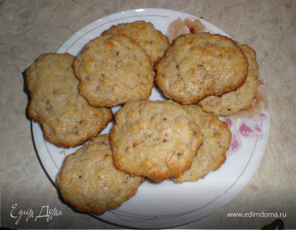 мягкое сливочное масло растереть с сахаром, добавить яйцо(зараннее взбитое), муку, овсяные хлопья, соль и немного воды - все смешать. Противень смазать сливочным маслом и выложить в форме небольших лепешек печенье. Выпекать 15 минут при 180 градусов. 