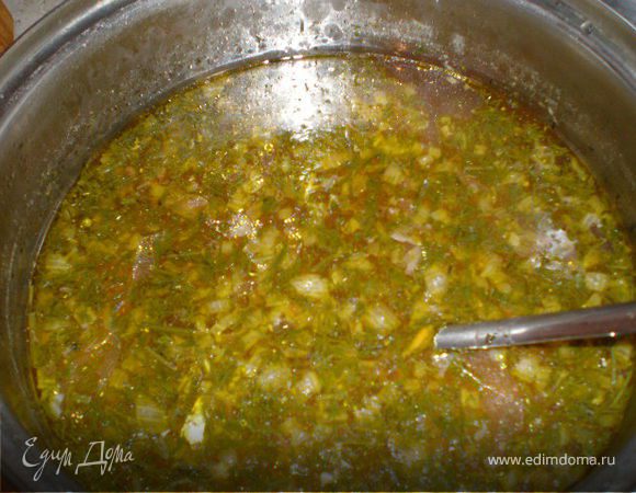 1
В купяшую воду выложить нарезаную картошку, обжареный лук с морковью до золотистого цвета. За 10 минут до готовности картошки добавить поломаную вермишель, лавровый лист и варить все до готовности. Все посолить и добать консервированую рыбную консерву и укроп.

