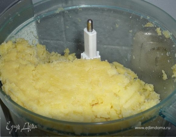 Картошку отварить, дать немного остыть, почистить, натереть на крупной терке (можно воспользоваться комбайном). Лук мелко порезать.