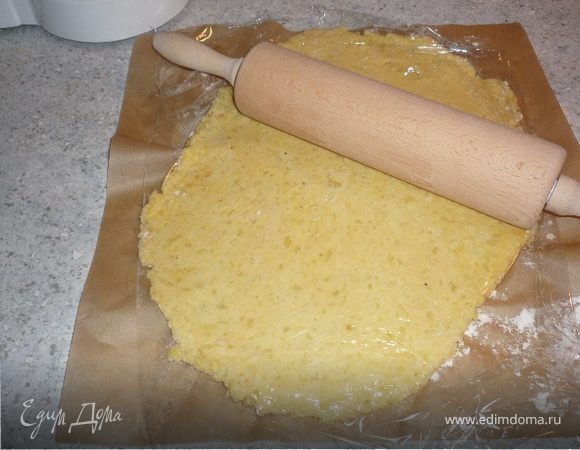 Сверху накрыть тесто пленкой и раскатать в виде прямоугольника толщиной 5мм.