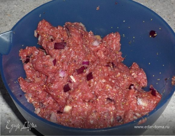 Фарш, яйцо, горчица, лук, майоран, соль и перец перемешать.