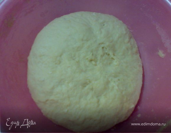 Из данных компонентов замесить тесто и забыть про него на 15 минут.