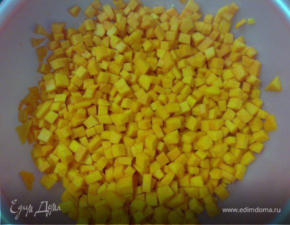 Тыкву очистить и нарезать кубиками.