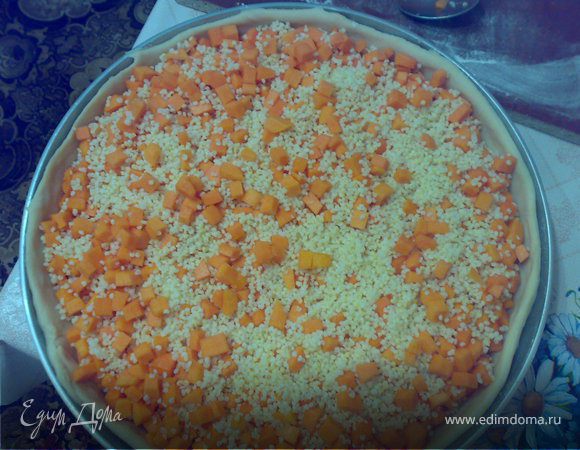 Тесто разделить на две части.Одна часть теста должна быть больше другой.
Большую часть раскатать в пласт толщиной 5 мм и уложить  на смазанный  маслом сковороду.
На тесто выкладываем начинку.