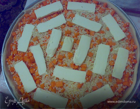 Сливочное масло делим на кусочки и выкладываем поверх начинки.