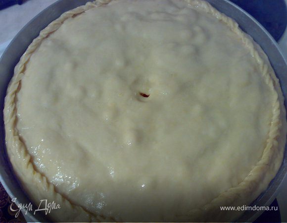 Малую часть теста также раскатать в пласт 5 мм и уложить поверх пирога.Края защипать.Смазать пирог взбитм желтком.