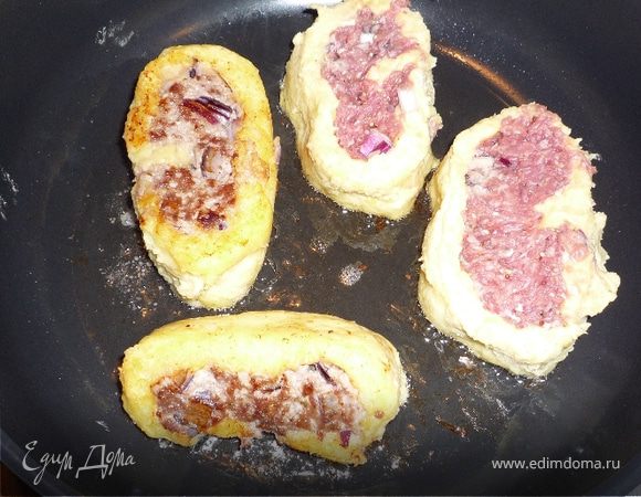 Нарезать рулет на 12 кусочков (по 2см толщиной). Обжарить на среднем огне по 4-5 с каждой стороны.
Подавать со свежими овощами. 
Приятного аппетита!