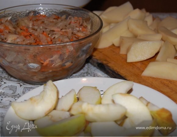 Картофель чистим и режем на свое усмотрение, мой муж любит, чтобы мелко было порезано, режем яблоки и удаляем сердцевину, утку солим и перчим с двух сторон. Укладываем в форму (или на противень) наши ингредиенты. Капуста в процессе очень сильно уменьшается в объеме, так что не стесняемся, кладем побольше. Отправляем все в разогретую до 220 градусов духовку и забываем о нашей утке на час минимум, а лучше на полтора. Один раз стоит подойти и утку перевернуть, чтоб с обеих сторон подрумянилось. Приятного аппетита!