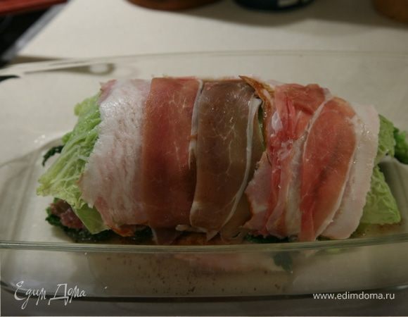 Выложить листья капусты так,чтобы получился прямоугольник,положить сверху 4 куска ветчины и затем мясо горчицей вниз.Смазать чистую сторону телятины оставшейся горчицей и,помогая себе полотенцем,плотно завернуть все в рулет.