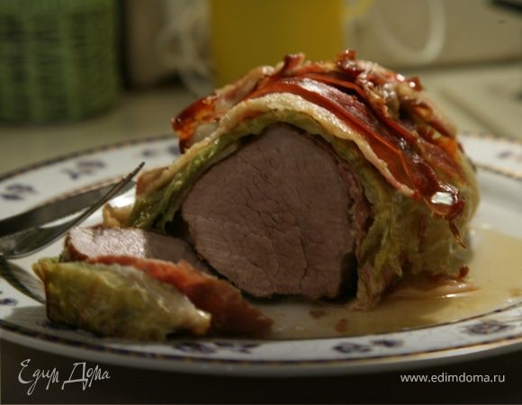 Получившийся рулет завернуть в оставшиеся куски ветчины.Поместить рулет в жаропрочную посуду,влить в нее оставшийся от обжаривания мяса сок.Запекать при 170 С 40 минут.Перевернуть мясо на другую сторону,облить вином и запекать еще 50-60 минут.Прежде,чем разрезать на порции,дать мясу постоять 10-15 минут.Приятного аппетита!
