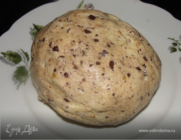 3. Желтки взбить с ванильным сахаром до легкой воздушной массы и добавить к масляно-сахарной смеси.Ввести мучную смесь и быстро замесить тесто. Добавить орехи аккуратно ввести шоколадные кусочки. Тесто поместить в холодильник на несколько часов. 
